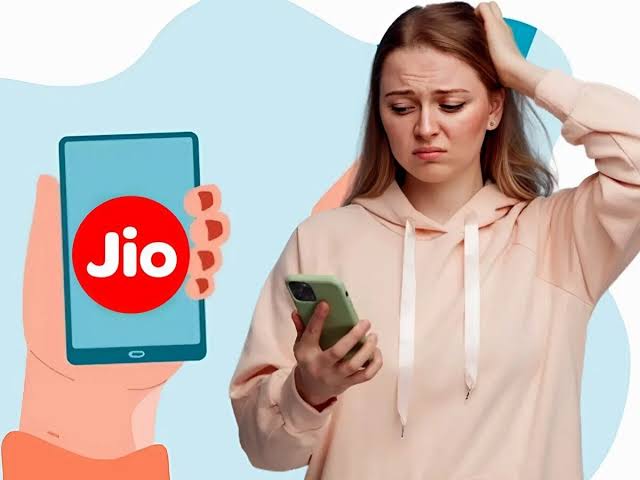 मोबाइल यूसर्ज के लिए बुरी खबर, आज से महंगे हुए Jio और Airtel के रिचार्ज