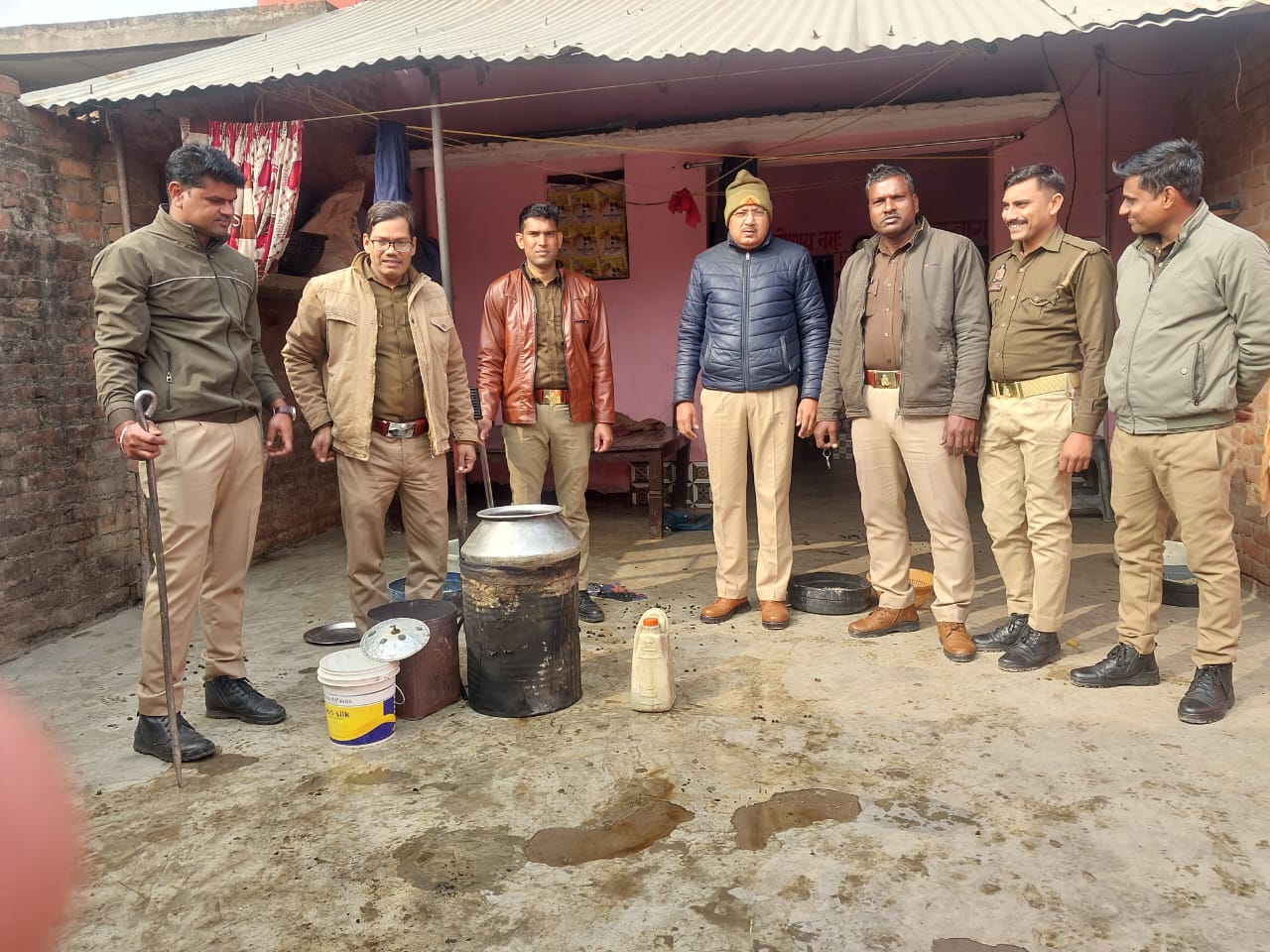 बिधूना में आबकारी व पुलिस टीम ने की छापेमारी अवैध शराब बनाने वालों में मचा हड़कंप