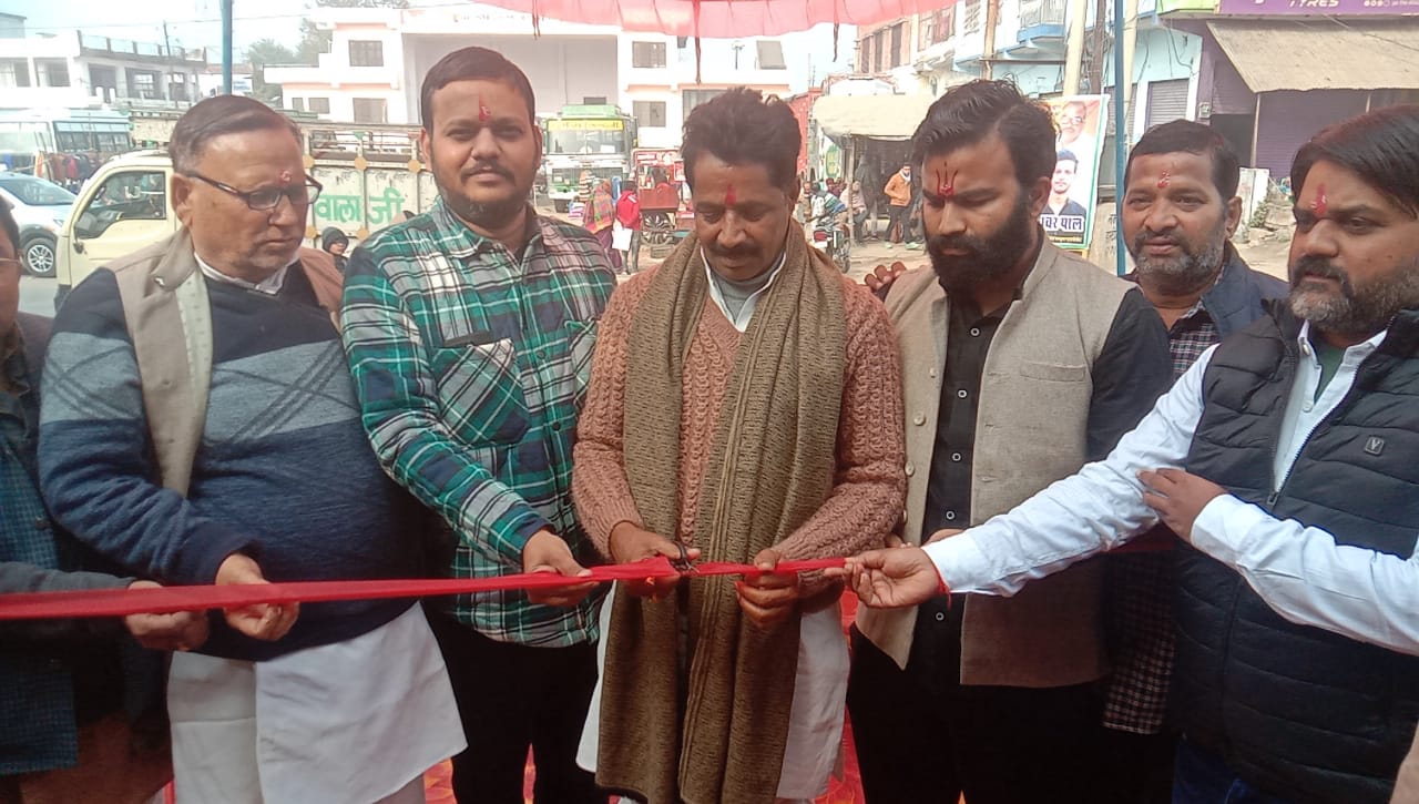 बिधूना में बना सेंगर ढाबा का पूर्व मंत्री विनोद यादव कक्का ने किया उद्घाटन