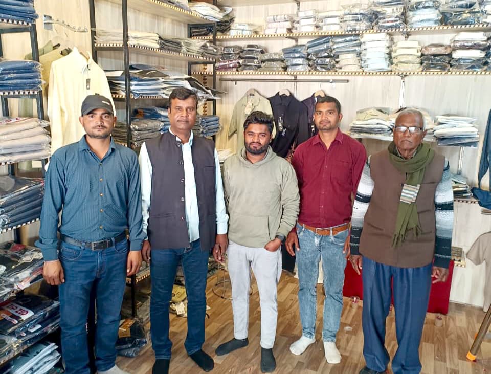 कठफोरी में ए.एस. फैशन क्लब का शुभारंभ, युवाओं की पसंद के रेडीमेड कपड़े उपलब्ध।