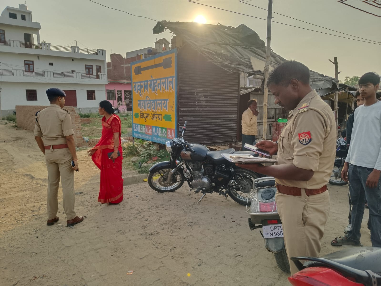 महिला ने जंजीर और टॉप्स छीनने का लगाया आरोप