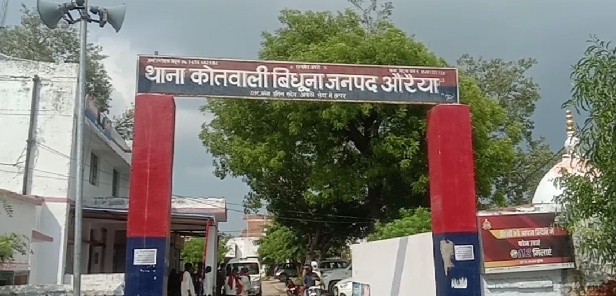 रात के अंधेरे में ई – रिक्शा की बैटरी चुरा ले गए चोर।