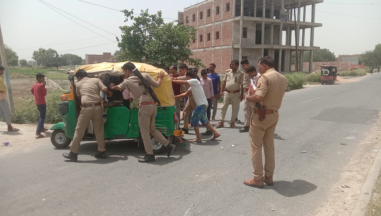 दिबियापुर मार्ग पर गुरुवार को तेज रफ्तार ऑटो अनियंत्रित होकर डिवाइडर से टकराने के बाद पलट गया। हादसे में महिला व मासूम बच्चे समेत आठ सवारियां घायल हो गईं। दुर्घटना के बाद मौके पर चीख-पुकार मच गई। राहगीरों की सूचना पर पहुंची पुलिस ने घायलों को उपचार के लिए सामुदायिक स्वास्थ्य केंद्र में भर्ती कराया।बताया जा रहा है कि सवारियों से भरा ऑटो सरैया गांव के सामने स्थित धर्मकांटा के पास पहुंचा था। इसी दौरान चालक वाहन से नियंत्रण खो बैठा और ऑटो डिवाइडर से टकराकर सड़क पर पलट गया। हादसे के बाद चालक मौके से फरार हो गया।दुर्घटना में नेहा पत्नी गोविंद निवासी नगला सलादी थाना बलरई इटावा, उनका एक वर्षीय पुत्र विवान, अर्पित पुत्री फिरंगी, मोनी पत्नी फिरंगी, पायल पुत्री फिरंगी, सुखदेव पुत्र रामचरण निवासी नारायणपुर भानु, आदित्य पुत्र जयदत्त निवासी बदनपुर तथा विद्यावती पत्नी रज्जन बाबू निवासी बनवारीपुर थाना सिकंदरा कानपुर देहात घायल हो गए।पुलिस ने स्थानीय लोगों की मदद से सभी घायलों को एंबुलेंस व पुलिस वाहन से अस्पताल पहुंचाया। कोतवाली प्रभारी मुकेश बाबू चौहान ने बताया कि घायलों का प्राथमिक उपचार कराया जा रहा है। मामले में तहरीर मिलने पर आवश्यक कार्रवाई की जाएगी।
