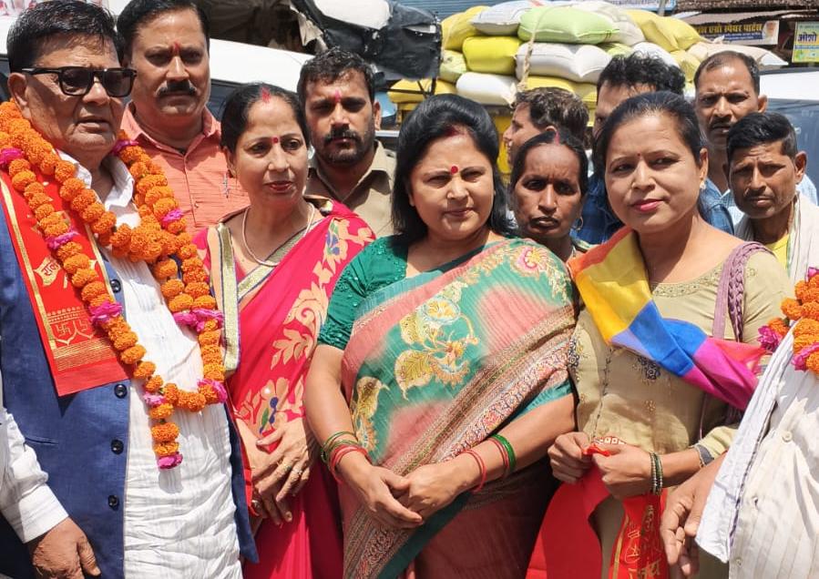 औरैया उत्तर प्रदेश सरकार में नवनियुक्त ऊर्जा राज्य मंत्री कैलाश राजपूत ने मंत्री पद की शपथ लेने के बाद शुक्रवार को पहली बार जनपद औरैया का दौरा किया।